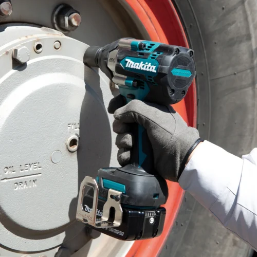 Makita iskevä mutterinväännin DTW700